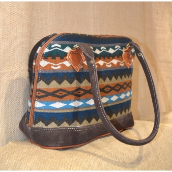 Torebka etniczna z ciemnobrązowej zamszowej skóry i wełnianej haftowanej tkaniny .